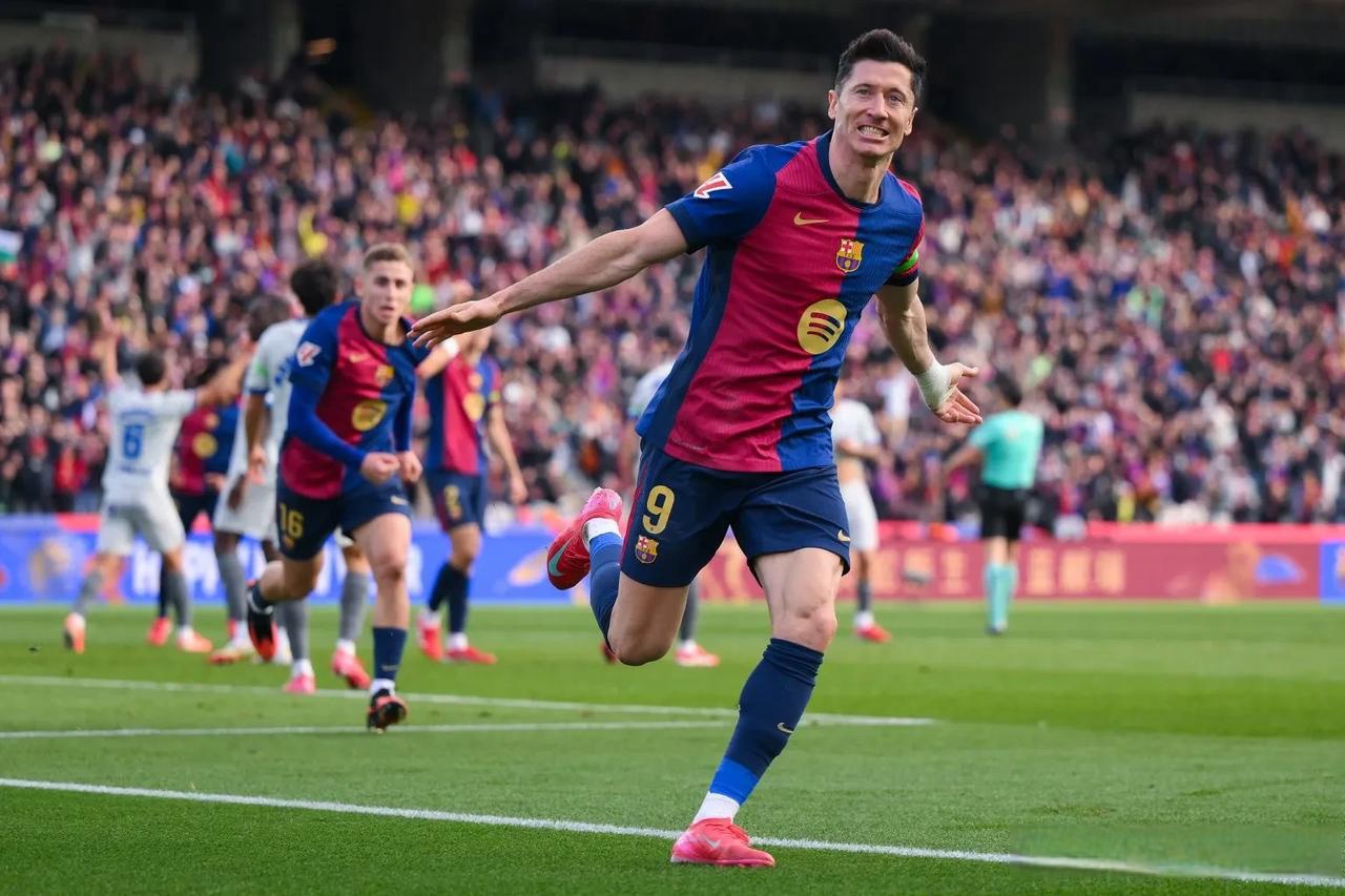 莱万多夫斯基迎来十赛季出色发挥,德国队观众热烈欢呼! 莱万多夫斯基迎来十赛季出色发挥,德国队观众热烈欢呼!